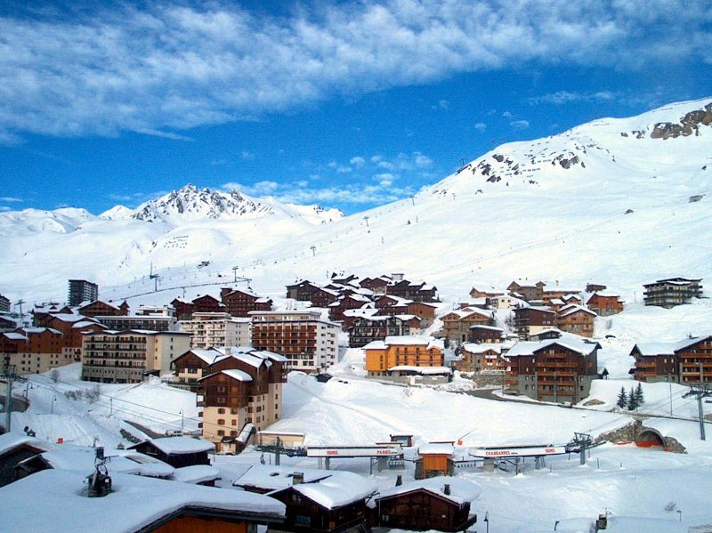 A házunk alatt, a völgy két oldalára induló liftek indító állomásal