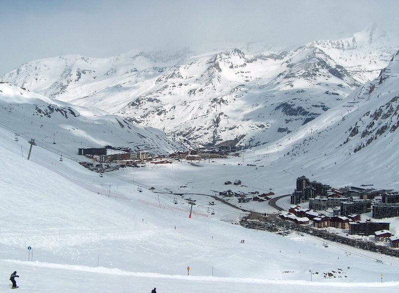 Hátul Lavachet városrész - Tignes-tó befagyott felülete és jobbra Val Claret egy része.