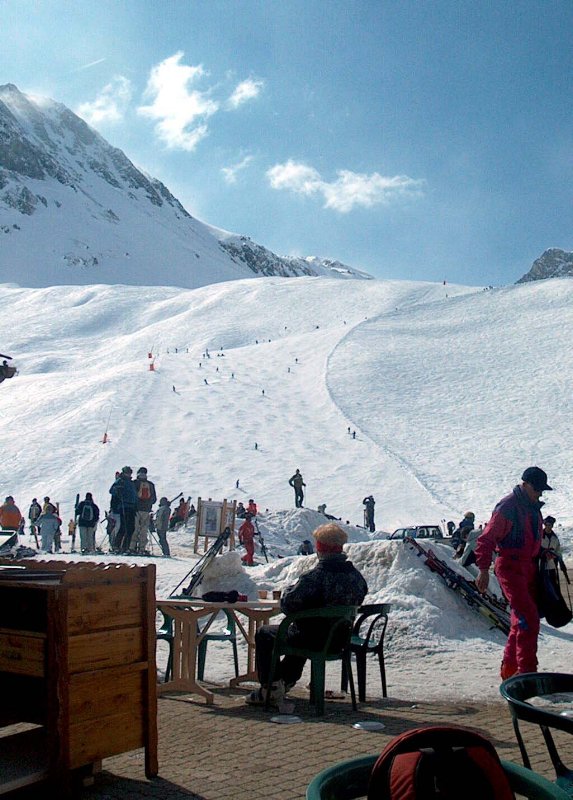 Val Claret-be lejővő pályák egyike a Palet-hágóból