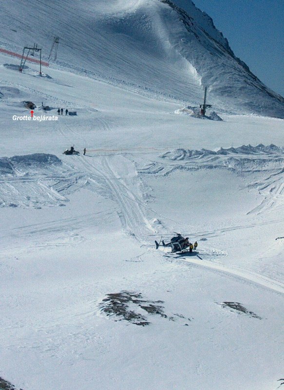 Helikopter leszálló és a gletccser pálya tetején (balra), a Grotte bejárata