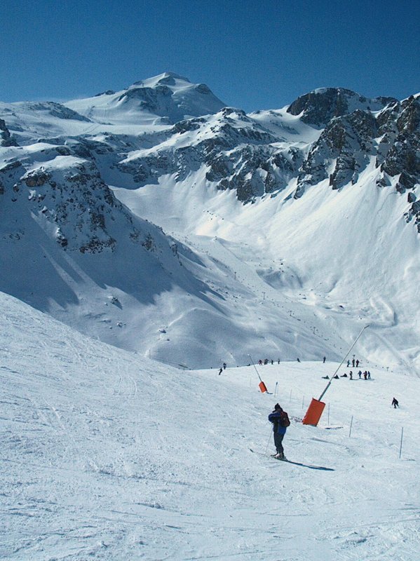 Lefelé tartó remek vezetésű piros pálya