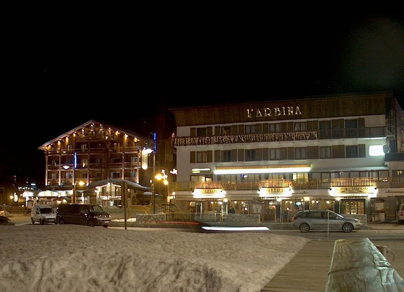 Lakóházak és szállodák