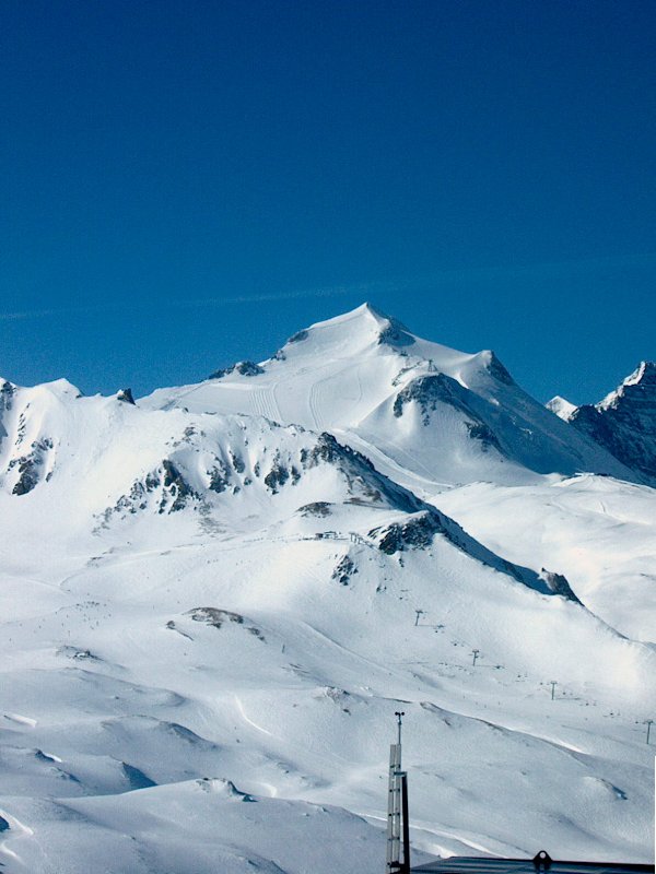 Mögöttünk a Motte tömbje