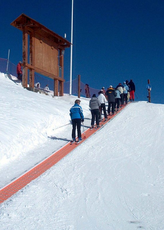 Az állomástól a csúcsra vezető mozgójárda