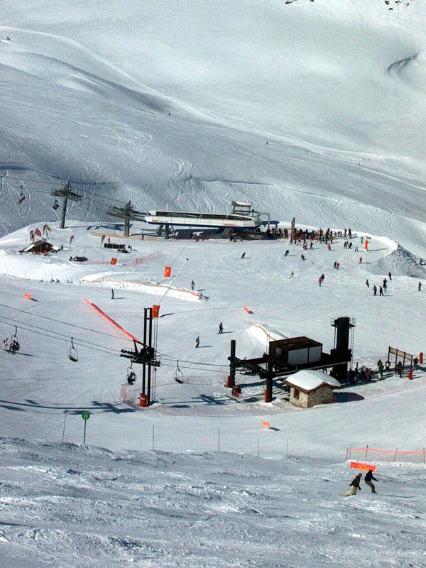 Alattunk a Marmottes és hátúl a Borsat lift, mely a Fresse-hágóba visz