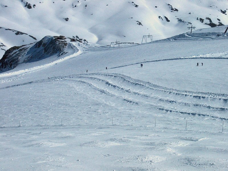 Az egyik nagyobb ívű piros, a másik rövidebb és meredekebb, fekete minősítésű