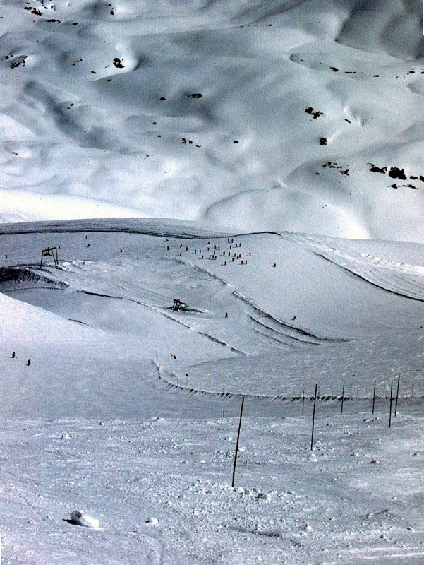 Lefelé tartó két párhuzamos pálya