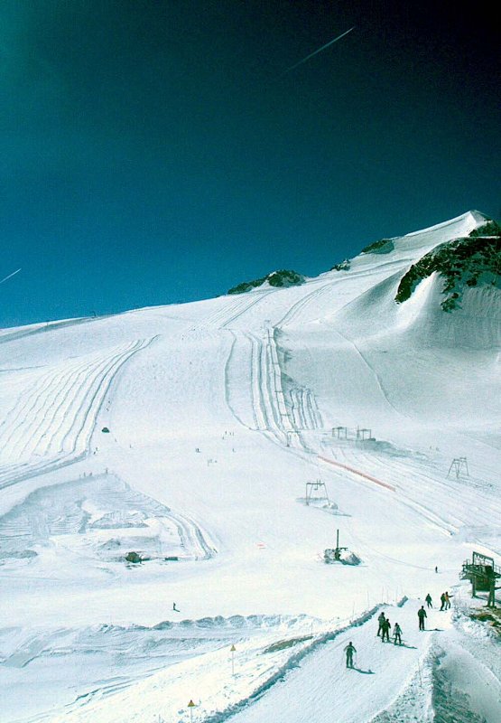 A balra tartó pályaszakasz a gleccsere megy lefelé, a kabinból