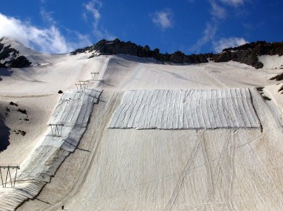 Fóliával védik a havat nyáron a Tonale közeli Presena gleccseren