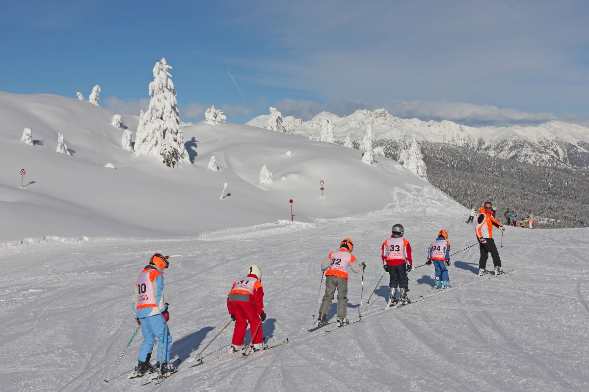 Síelni tanulnak a gyerekek