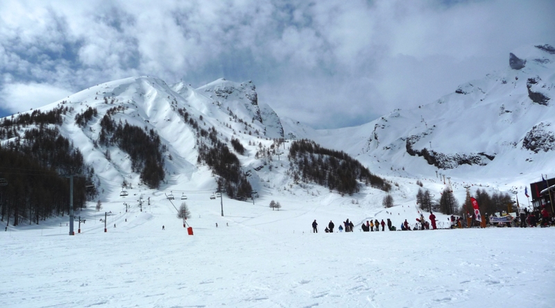 L'Aiguille és a Téte de L'auriac csúcsai, másik oldalon : Hütte