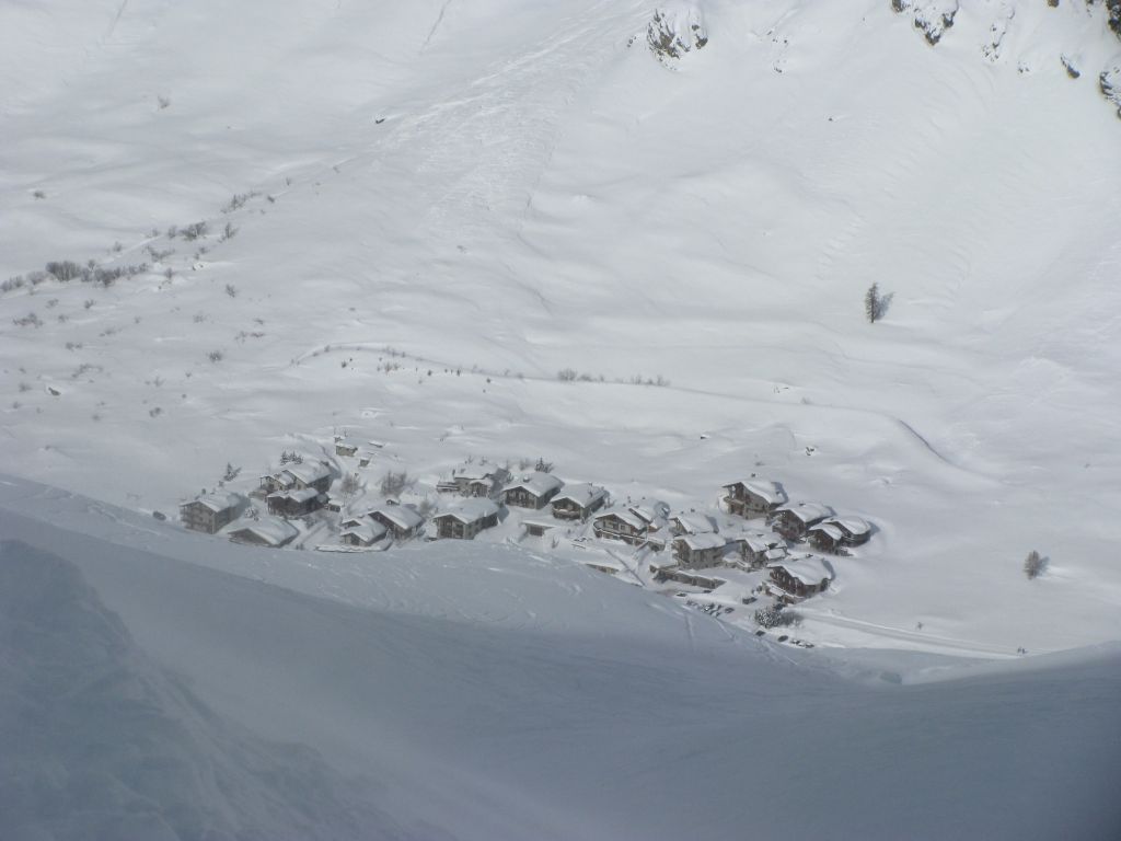 Rálátás Le Fornet (1930 m) házaira off-piste közben