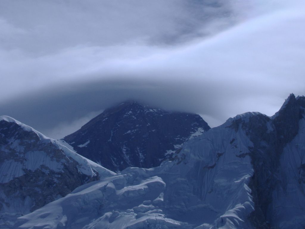 Félelmetes felhők a magas hegyekben. Rossz idő közeledik.