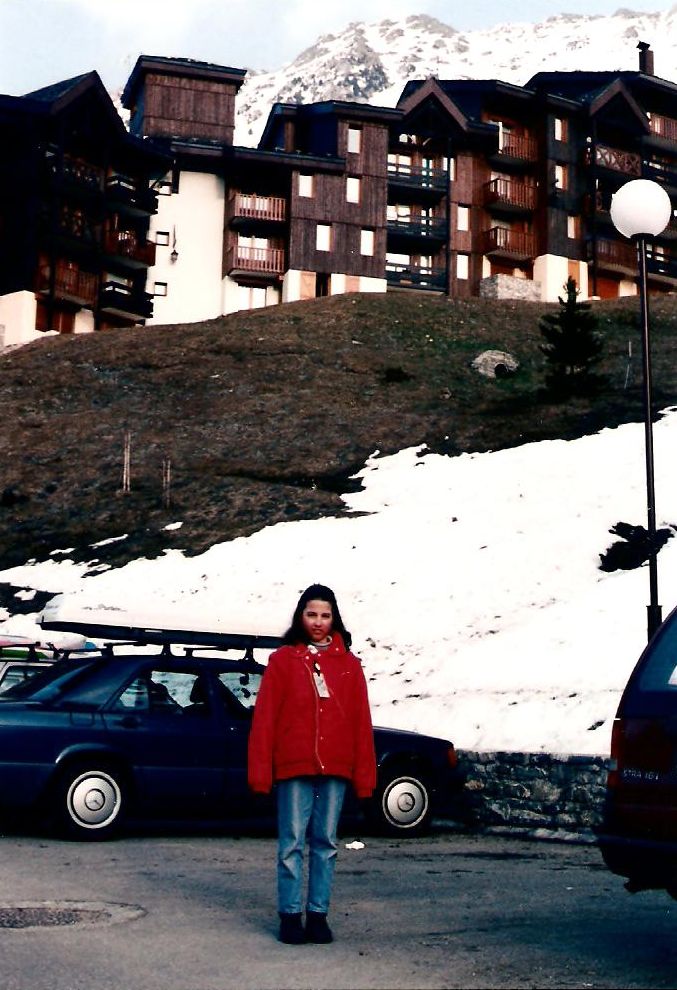 Évi lányom felesen lesült aranyos pofija Val Morelben Franciaországban egy tavaszi sítáborunkban valamikor a kilencvenes évek első felében.