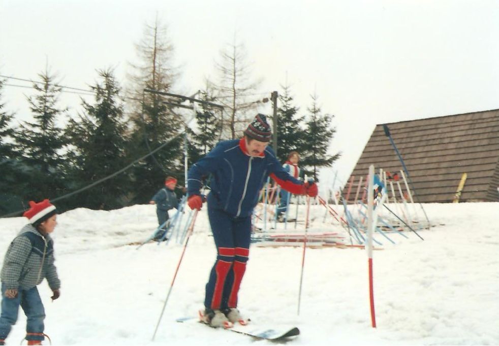 A legelső, még sajátmagam által gyártott- és felszerelt hódeszkámmal gyakorlatozom élénk érdeklődés mellett a hetvenes évek elején..