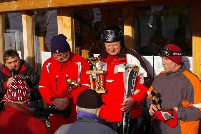 Az I. Országos Nyugdíjas Síbajnokság 2009. óriás-műlesiklás I. hely megszerzése után kapott szép kupával Wenigzellben Ausztriában .