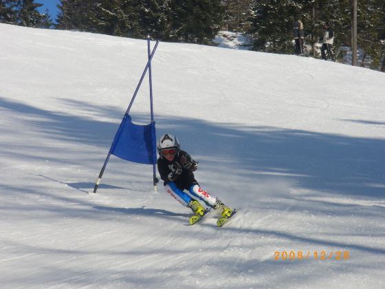 Egy kitűnően versenysíző apró barátom, Prozlik Robin, aki Ausztriában egy híres síklub versenyzője már. Kapuvételi technikája tökéletes.