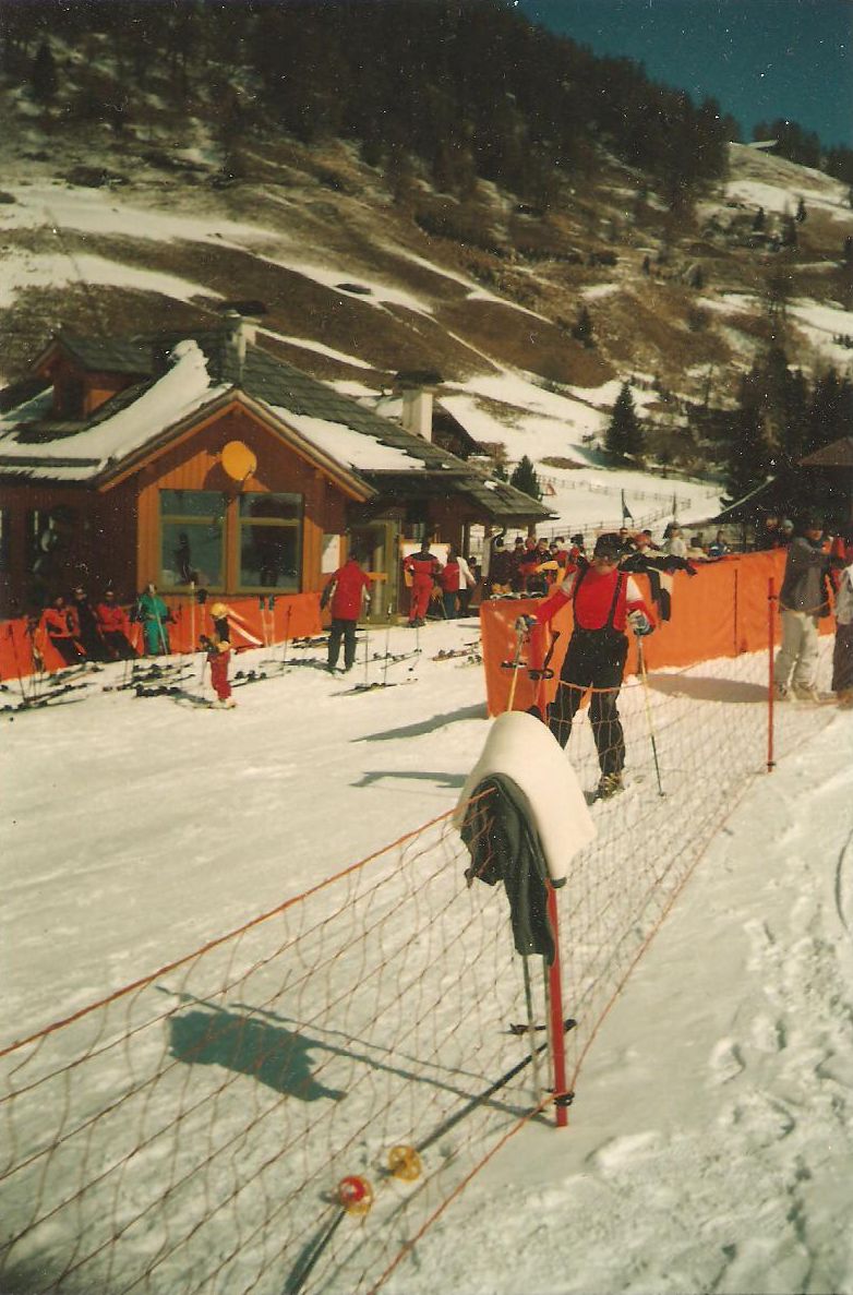 Az ezüstérmet érő óriásműlesiklásom után Innerkremsben az elektronikus időmérő utáni befutókapuból kifelé.