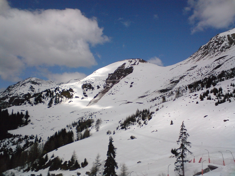 Verbier, Col des Mines, Nedves lavina nyoma - itt most pályán kívül nincsenek lehetőségek, az erdő kerítéssel védett