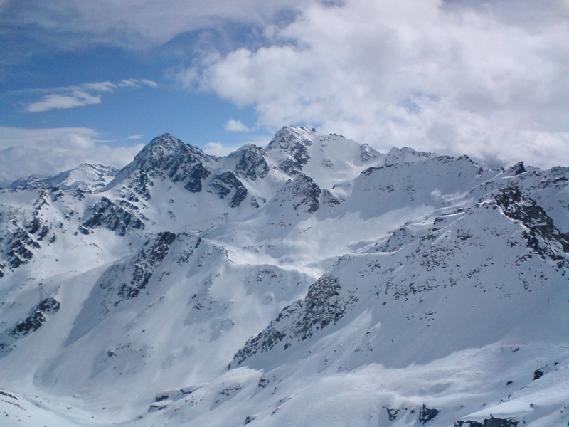 Mont-Gelé, Kilátás dél felé (hátul a Col des Gentianes nagy kabin oszlopai)