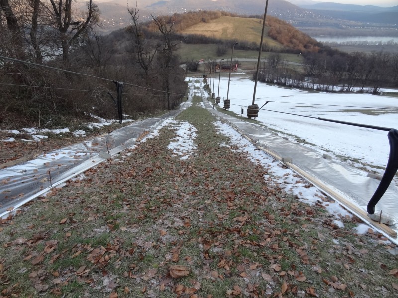 Fóliával védik a havat a visegrádi lift nyomvonalán