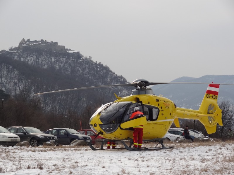 Mentőhelikopter a pályán (a sérült jól van, végül kocsival vitték el)