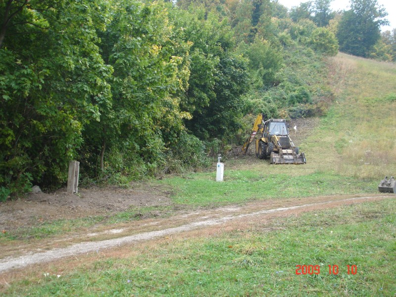 Két új villanyoszlop az új felvonó kiszállójánál