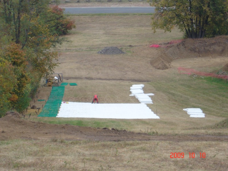 Műanyag fektetése a 2/a (kis) pályán