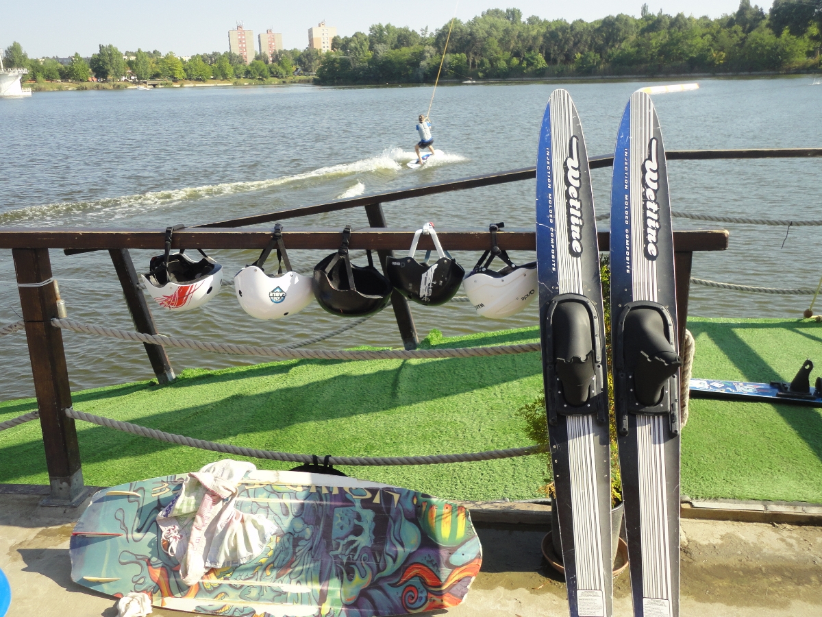 Wakeboard és vízisí a kecskeméti Wakeparkban. Az előbbi sokkal népszerűbb.