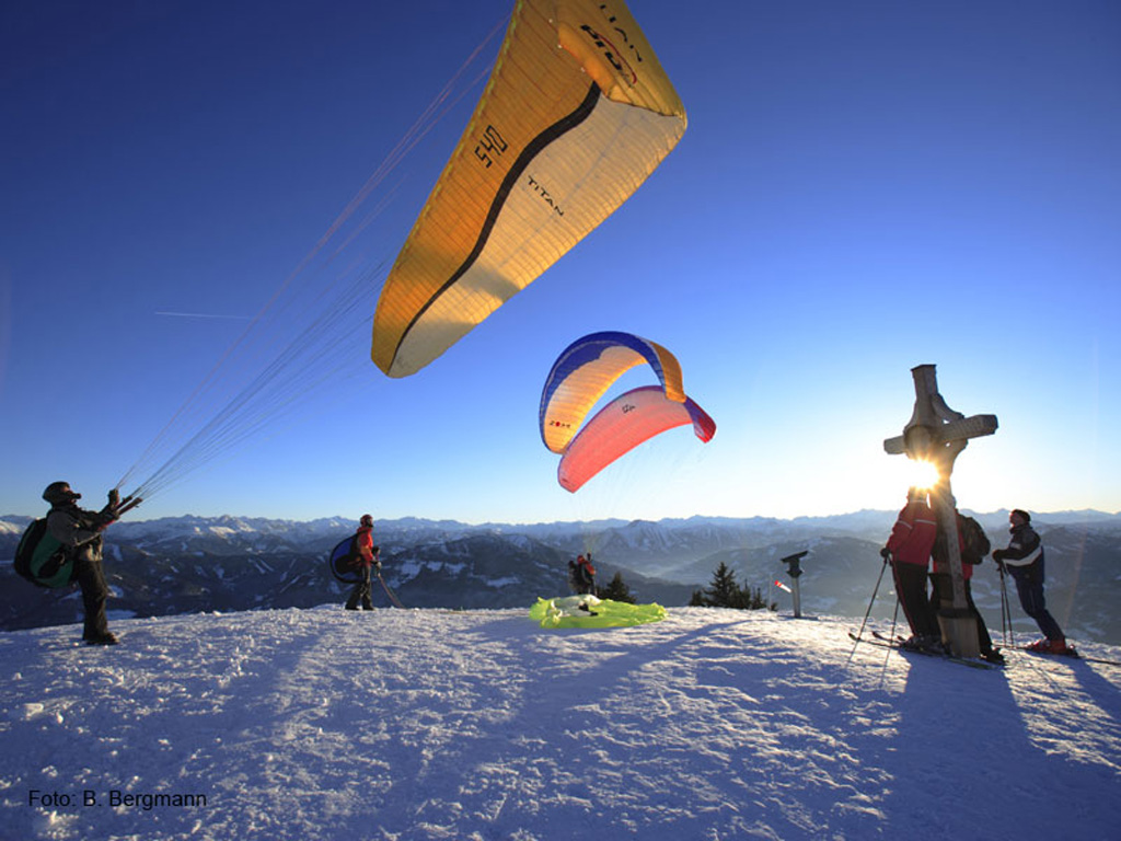 Werfenweng-Paragleiter-Gipfelkreuz.jpg