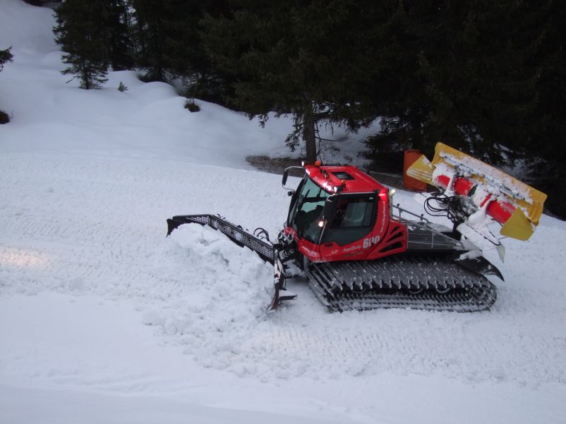 A pályakarbantartó gépek sokszor késő éjjelig is dolgoztak