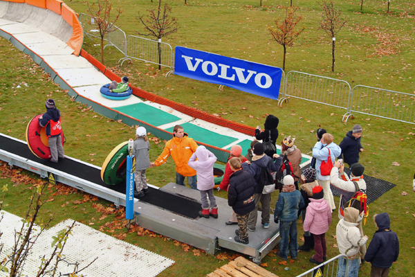 A lejtő tetejére futószőnyeg szállítja az utasokat