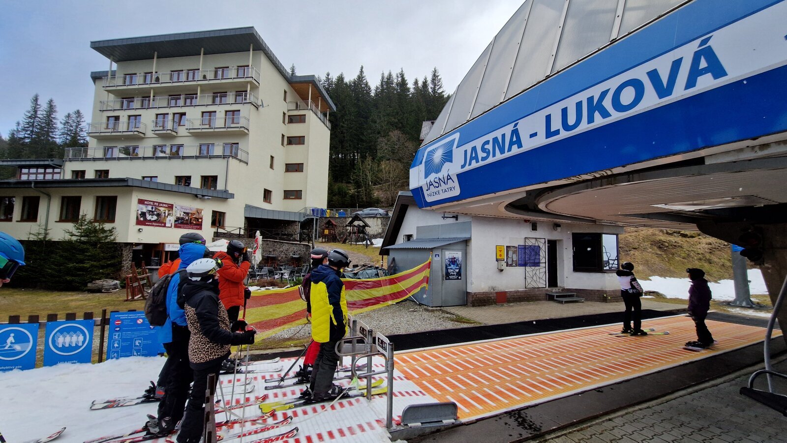 Képünk március 9-én készült: az alsó részeken pályán kívül semmi hó, de a sípályák jók voltak.