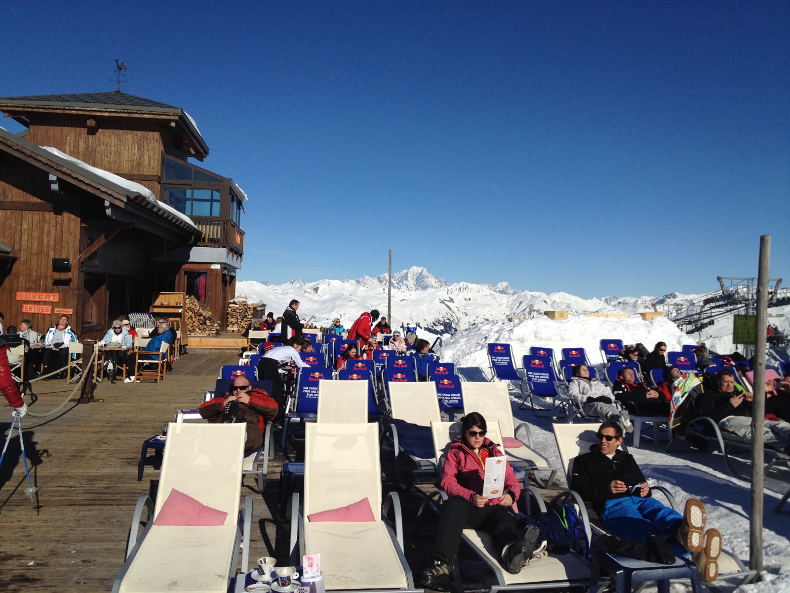 Col de la Loze (2305 m)-n lévő hütte terasza, háttérben a Mt. Blanc | Fotó: Békássy Szabolcs