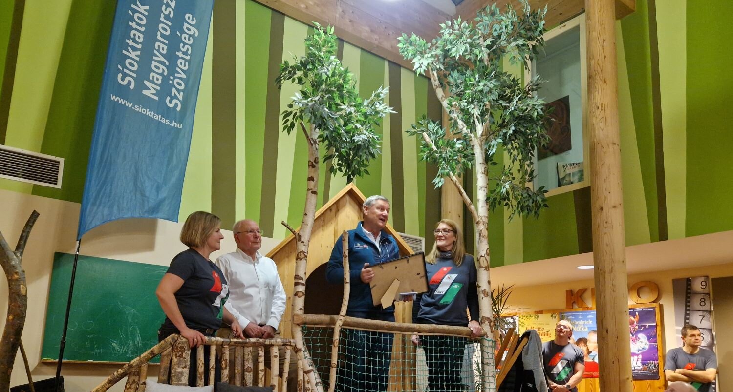 Dr. Egri Katalin, az SMSz elnöke mellett Karl Fussi, a Kreischberg lifttársaság igazgatója