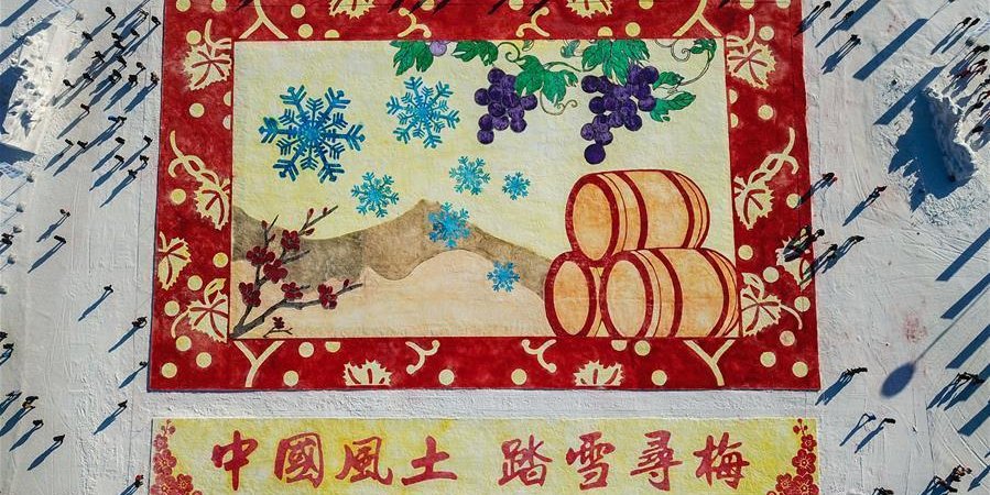 Drónfelvétel a festményről, amely a helyi borászatot reklámozza