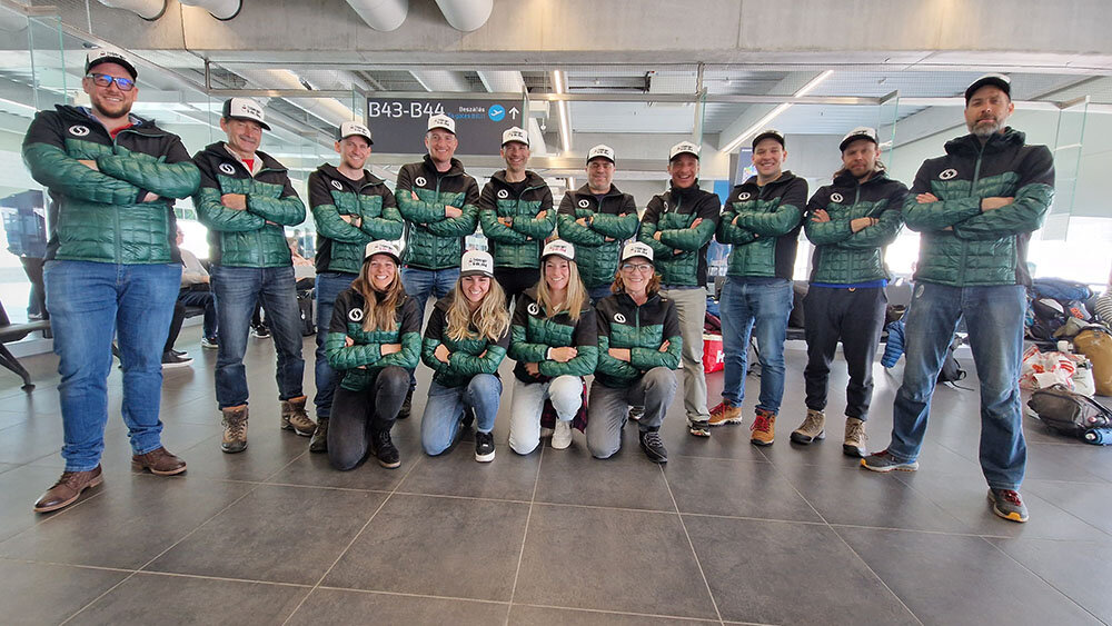 A magyar csapat indulás előtt a budapesti repülőtéren