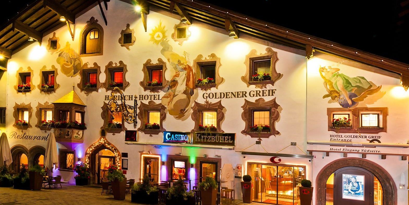 A Casino Kitzbühel 13. századi épülete esti fényben / Kép forrása: Casinos Austria