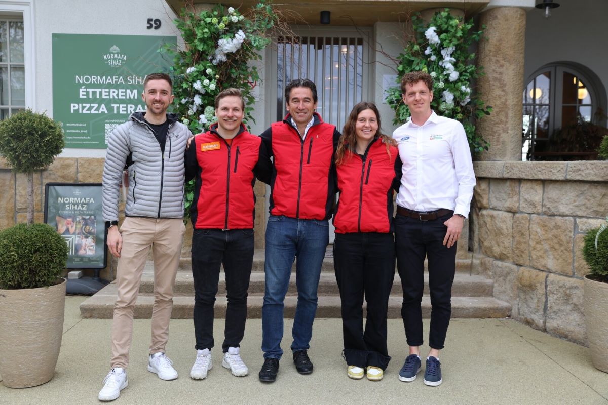 A képen balról jobbra: Büki Ádám, Leitgeb Richárd, dr Csák Levente, Tóth Zita és Kónya Ádám