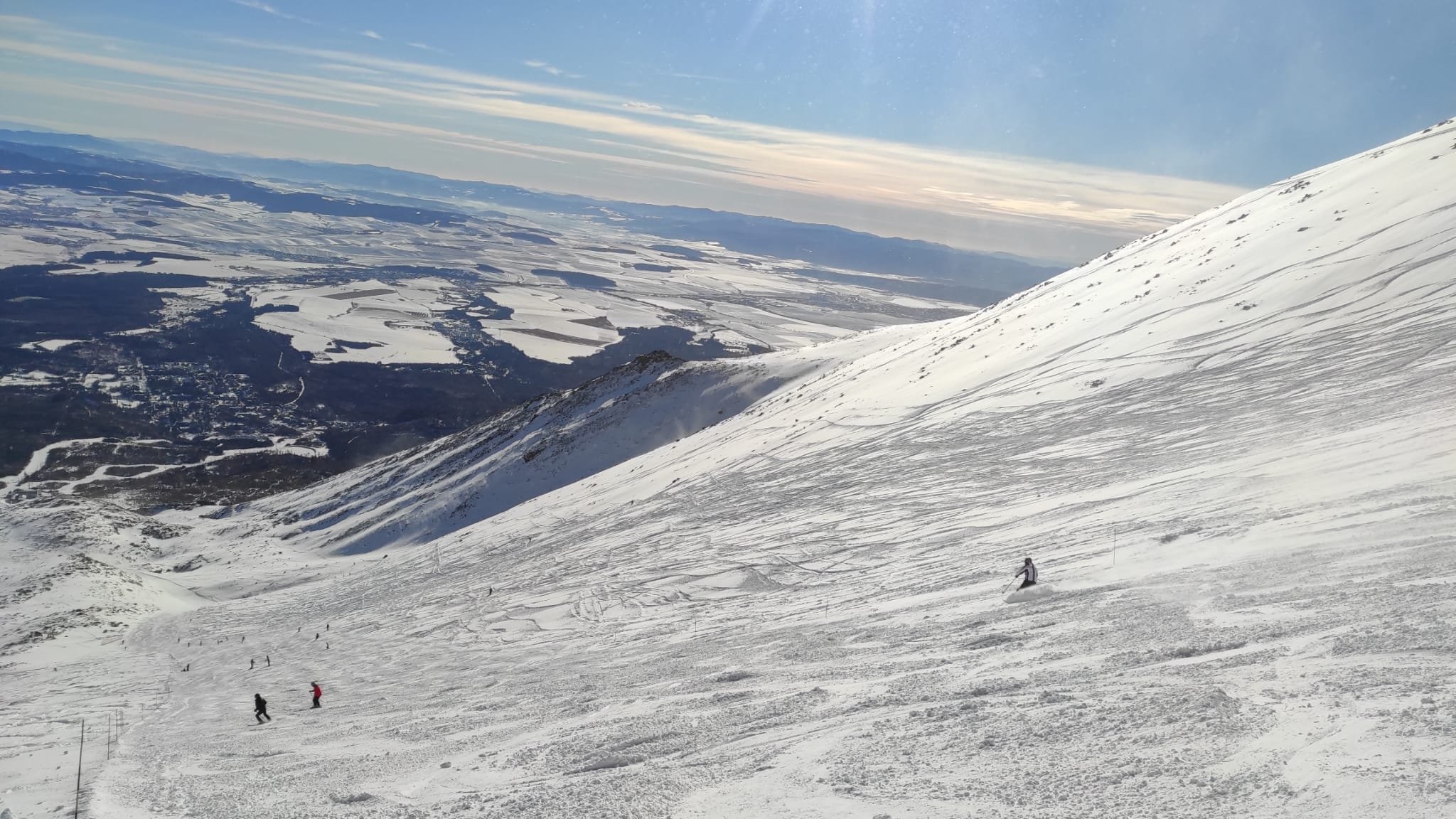 A Lomnici-nyereg már síelhető