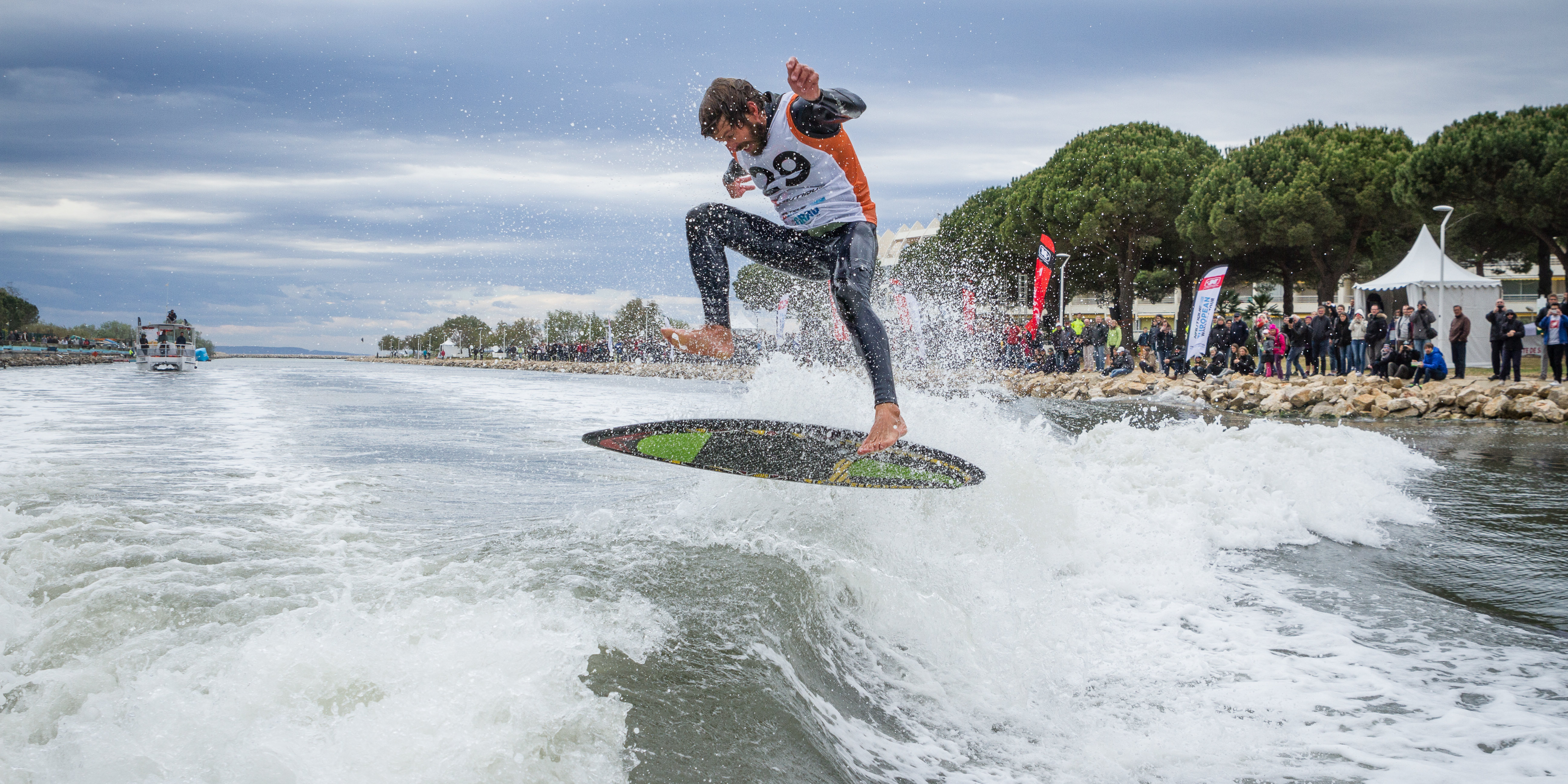 A wakesurf-ösök egy hajó után keletkezett hullámokat lovagolnak majd meg a Dunán