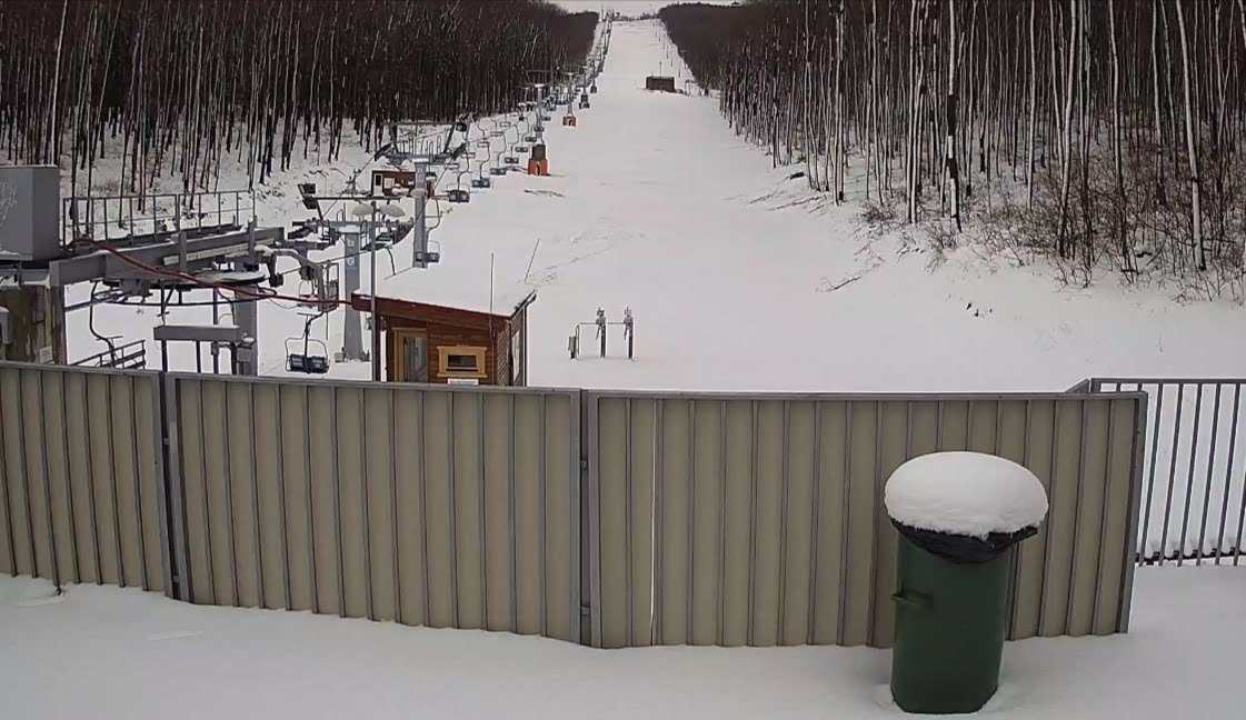 A webkamera mai képe Eplényben. A felvonók már nem üzemelnek. Kép forrása: idokep.hu
