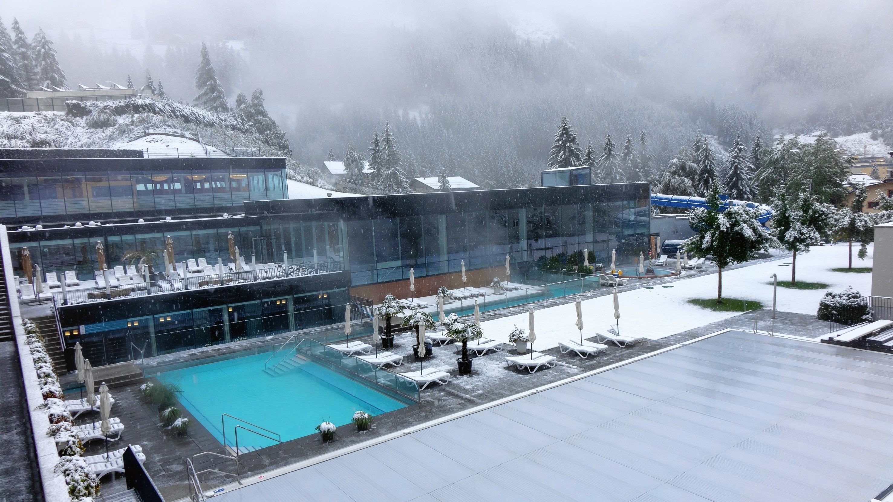 Alpentherme, Gastein: szabad napágyak a teraszon :)