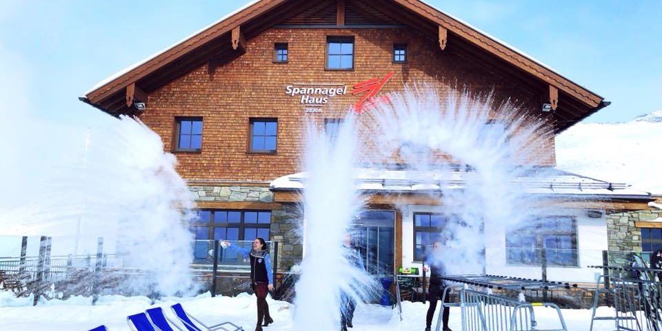 Forró vízből jeget öntenek Hintertuxon (Kép: Spannagelhaus 2.530m)