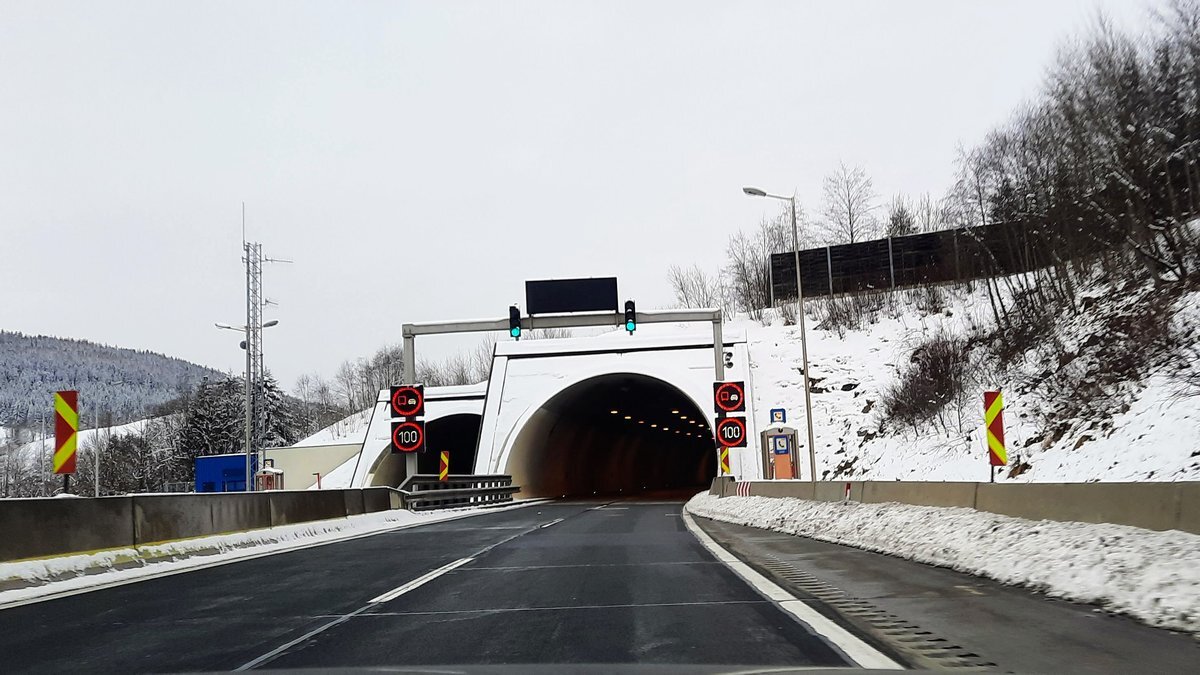 Figyelem! Az alagutaknál egyre gyakoribb az átlagsebesség mérése amit a behajtás és a kihajtás között mérnek.