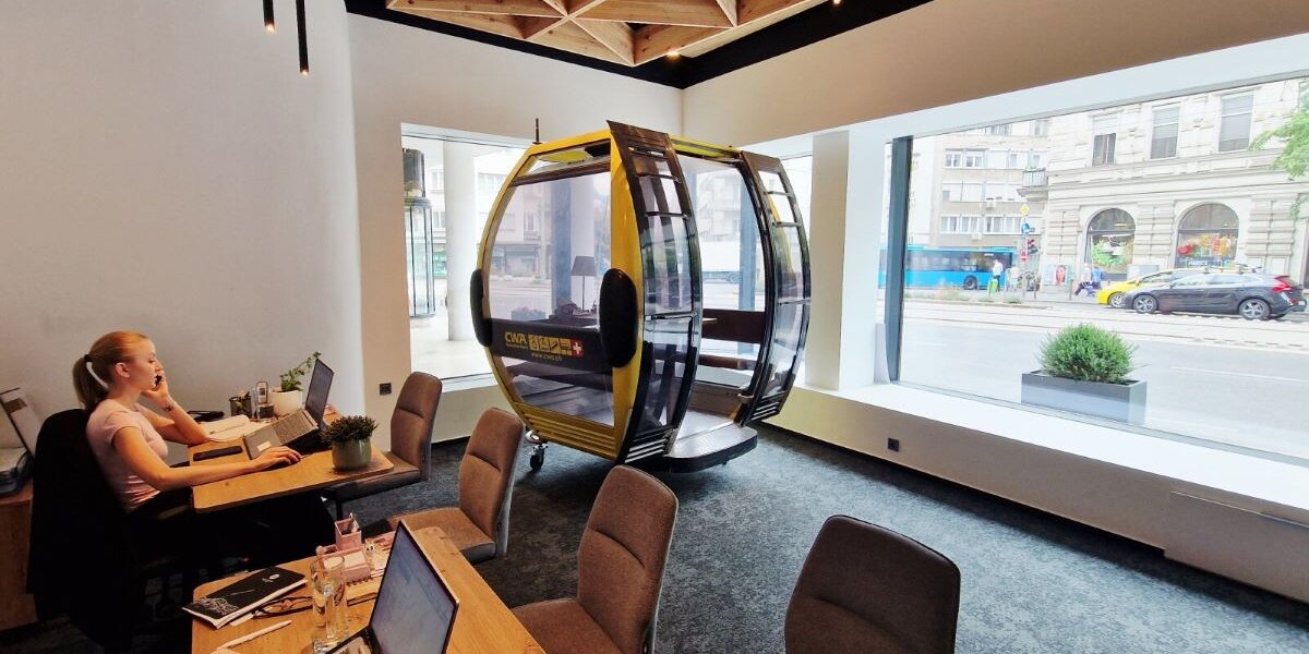 A SkiLines megújult irodájában jól mutat a sárga kabin, be is lehet ülni!