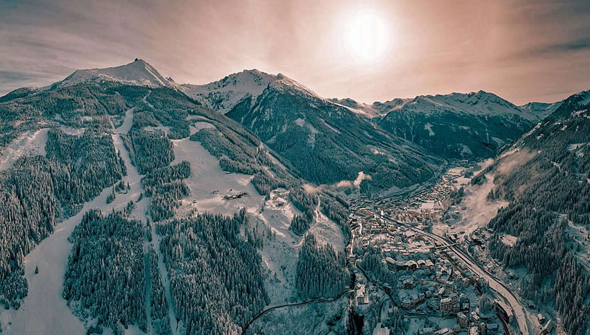 Balra a hegyoldal, jobbra a település