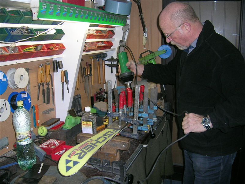 Bartus Miklós dolgozik a síszervizben