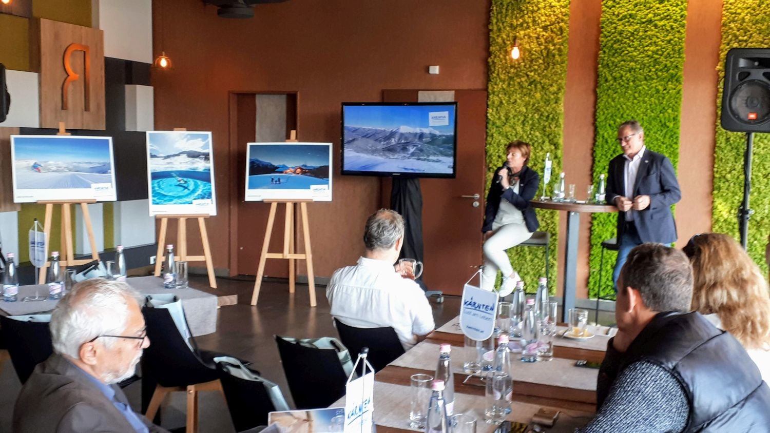 Elke Maidic és Franz Klammer Budapesten, a Várkert Bazárban tartott sajtótájékoztatót