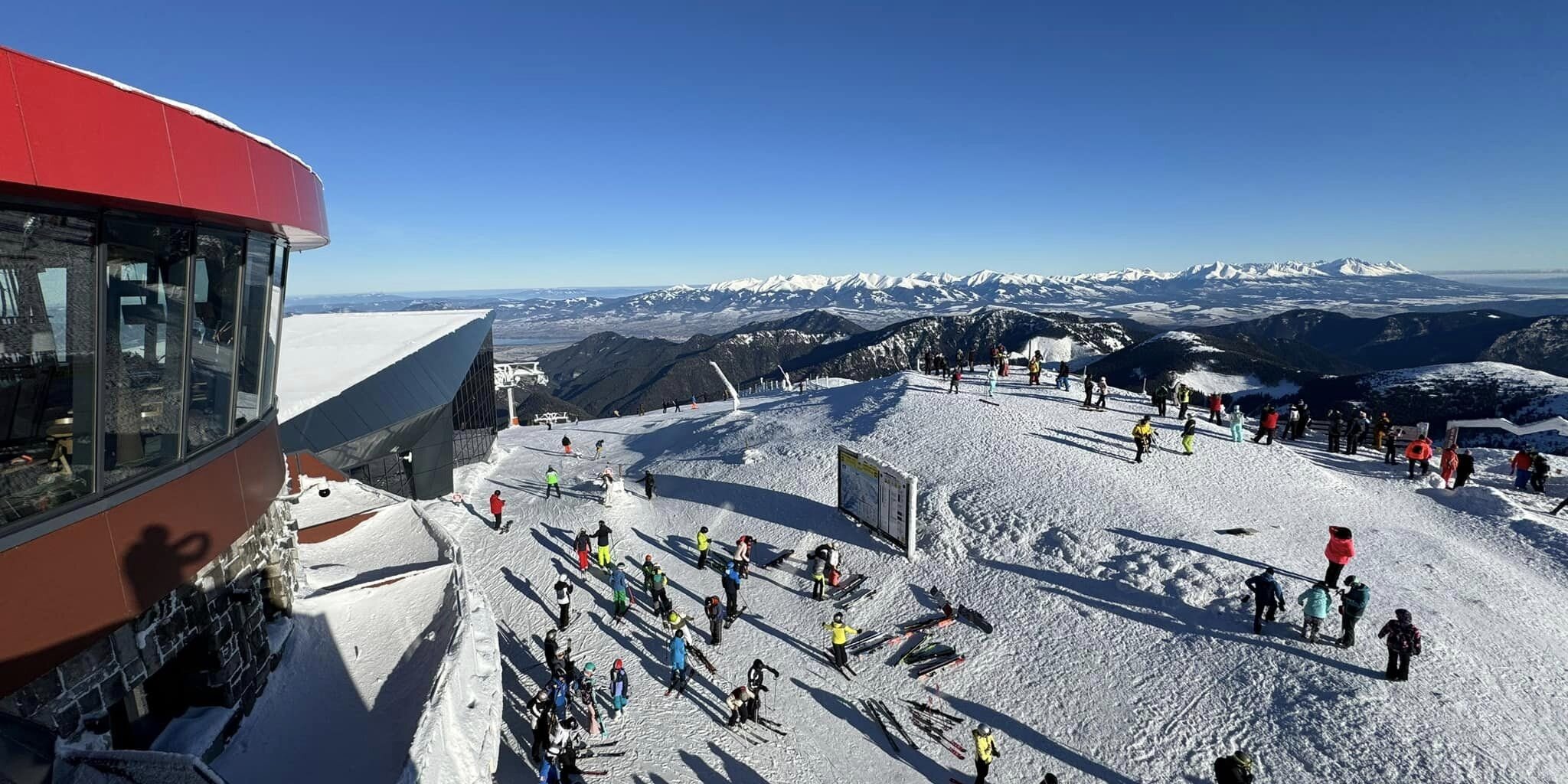 Jasná hétfő reggel. Napsütés és kemény pályák.